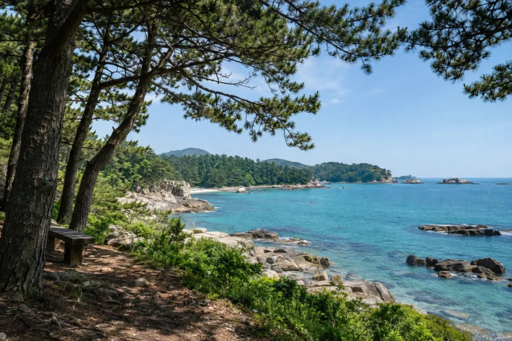 바다와 소나무 숲이 보이는 여름 여행 AI 생성 콘셉트 이미지